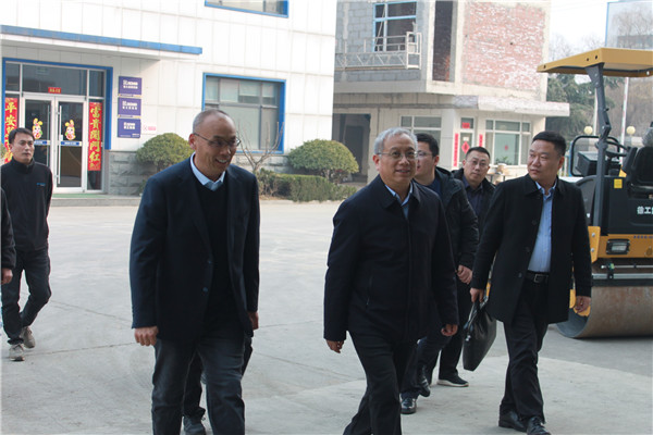 徐工鏟運(yùn)機(jī)械事業(yè)部總經(jīng)理、黨委書記蔣立俏蔣總一行人員來我公司考察