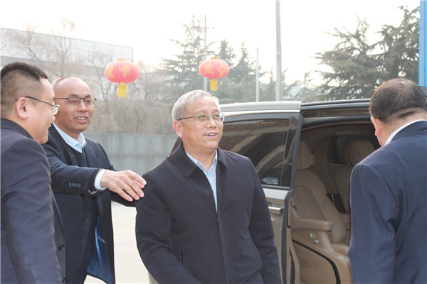 徐工鏟運(yùn)機(jī)械事業(yè)部總經(jīng)理、黨委書記蔣立俏蔣總一行人員來我公司考察